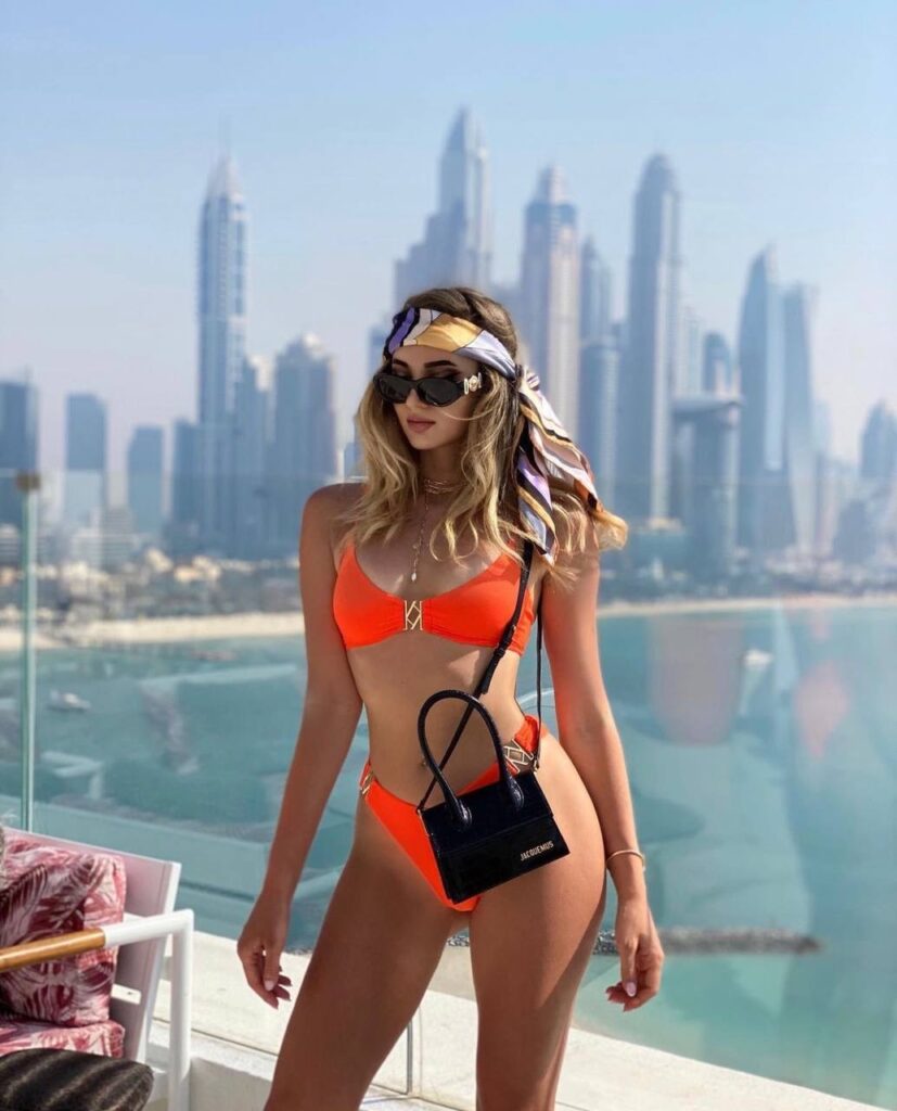 Эскортница