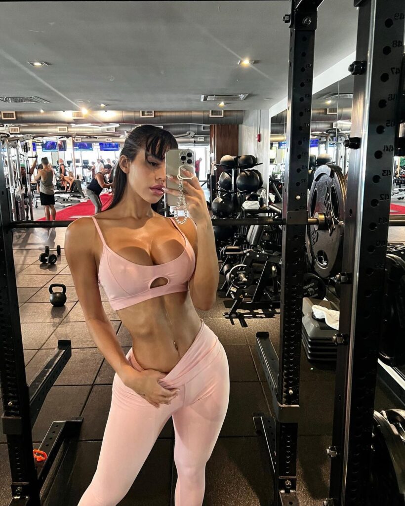 Эскорт-модель