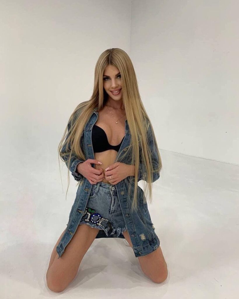 Эскортница