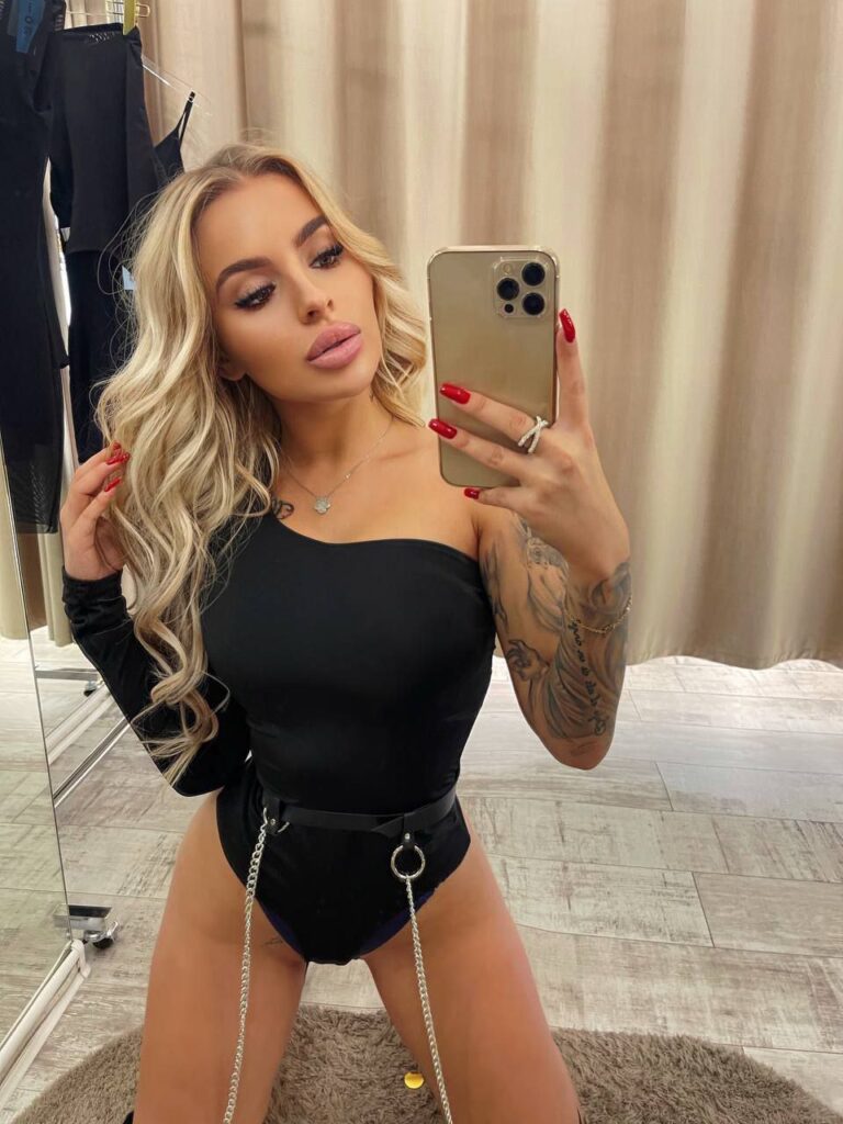 Эскорт-модель