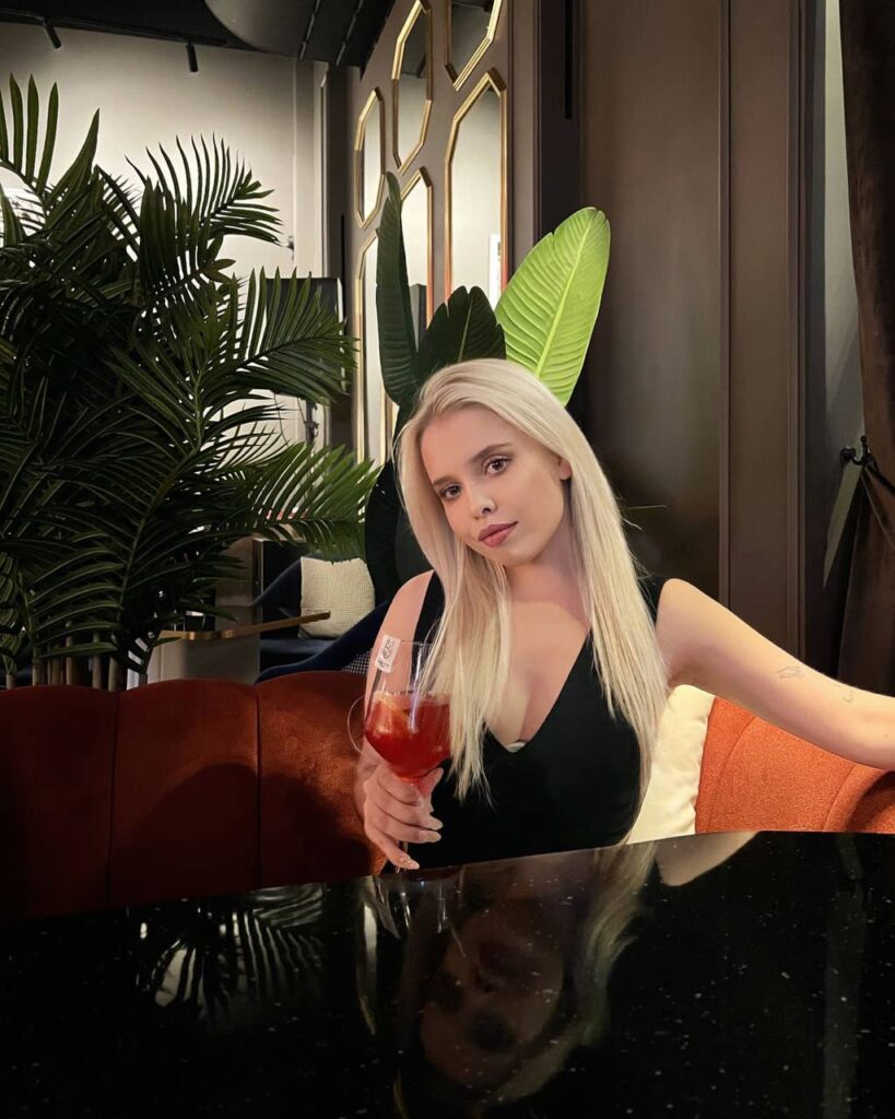 Эскорт-модель